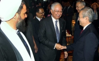 Ayatollah Mahdi Hadavi Tehrani meets Najib Razak + Photo