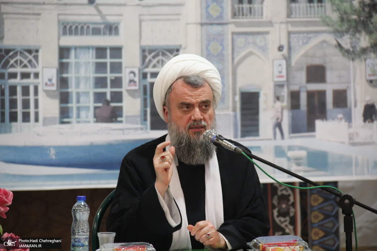 مؤمن واقعی کافران را اولیاء خود قرار نمی‌دهد